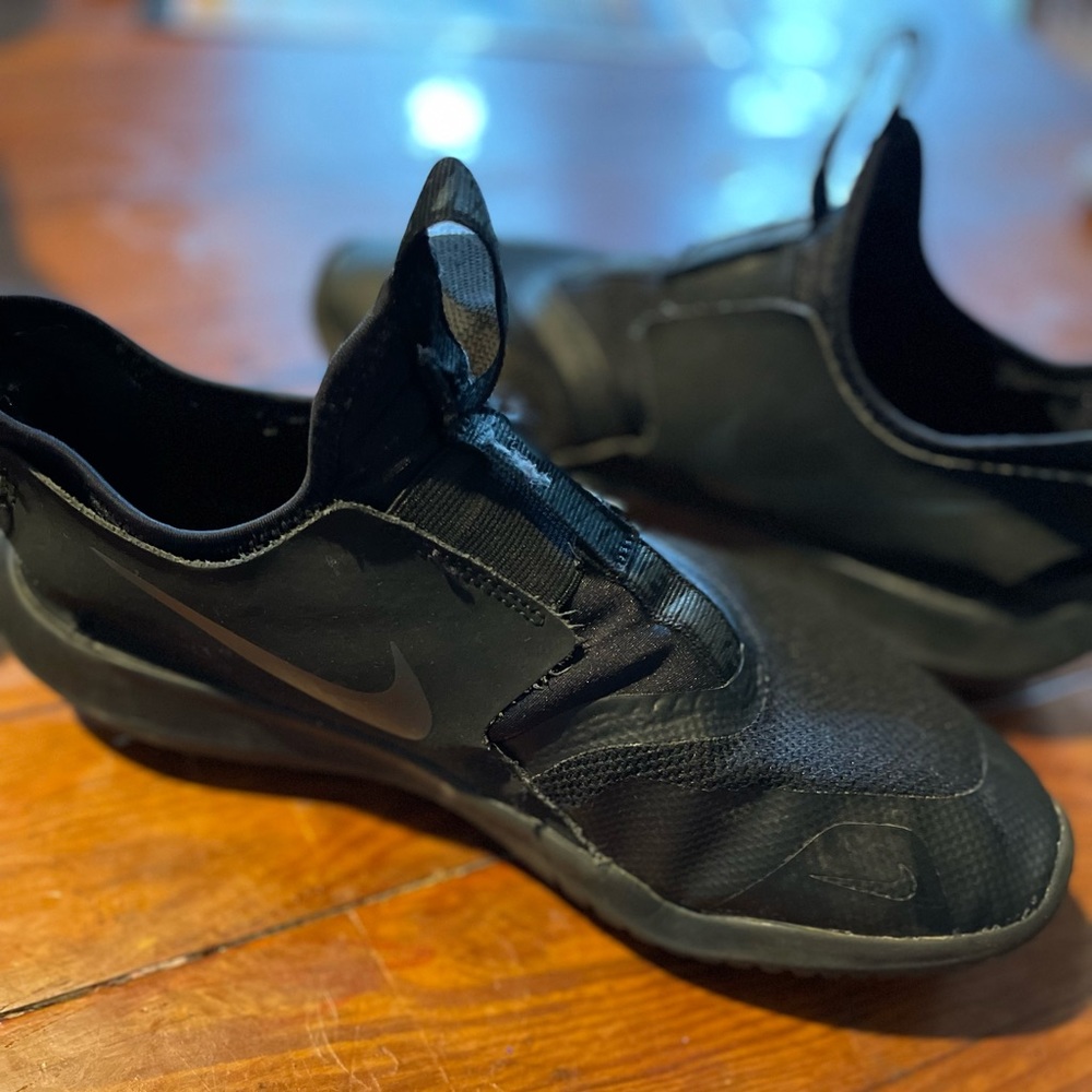 Nike Boys size 7Y slip on sneakers